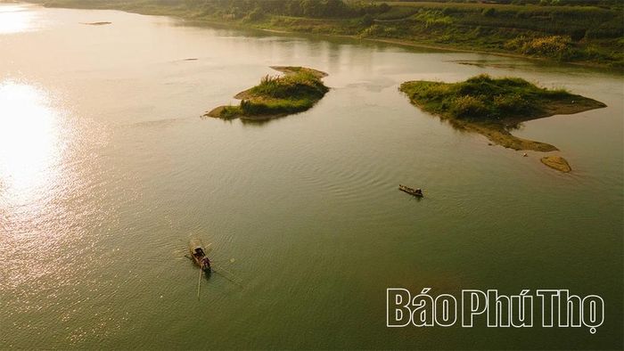 Không gian lặng lẽ, yên bình với tiếng mái chèo khua nhè nhẹ đang ngược dòng.