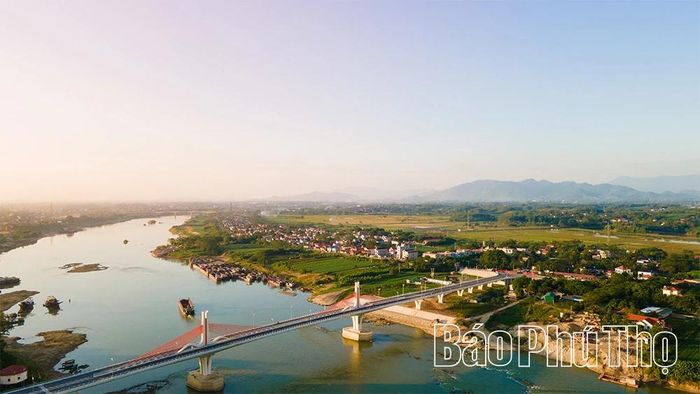 Từ trên cầu nhìn xuống, sông Lô hiện lên rộng mở với những doi cát, bãi bồi xanh mướt và những chuyến tàu xuôi ngược giữa dòng.