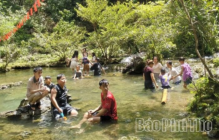 Du khách thích thú trải nghiệm tắm suối tại Mó nước Bai Cai.