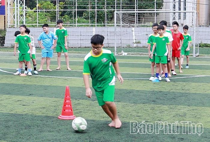 Huấn luyện viên hướng dẫn các em thiếu nhi thực hành kỹ thuật dẫn bóng, chuyền bóng và phối hợp trên sân, giúp nâng cao kỹ năng, thể lực và tinh thần đồng đội.
