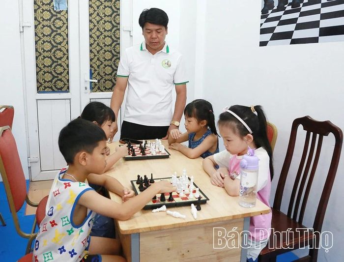 Các em thiếu nhi chăm chú thi đấu và rèn luyện tư duy tại lớp cờ vua do Trung tâm Văn hóa, Dịch vụ và Hỗ trợ cộng đồng tỉnh Phú Thọ - Cơ sở 2 tổ chức.