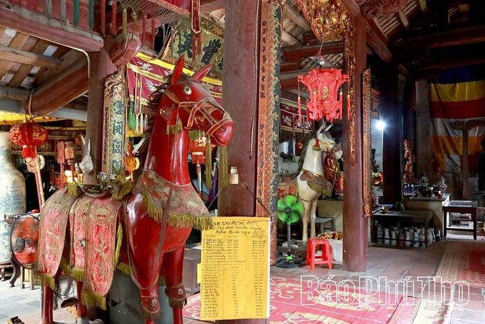 Đôi ngựa đặt hai bên ban thờ tại đình là những hiện vật gắn với không gian thờ tự truyền thống, góp phần tôn nghiêm nơi thờ Thành hoàng làng.