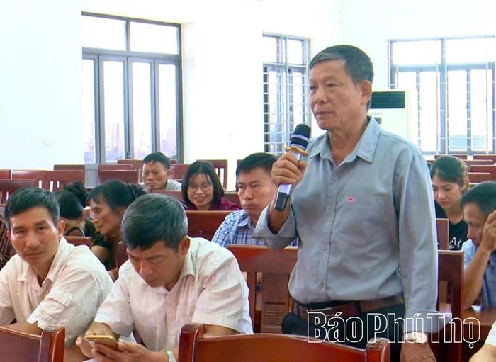 Cử tri xã Bình Phú phát biểu ý kiến tại buổi tiếp xúc cử tri.
