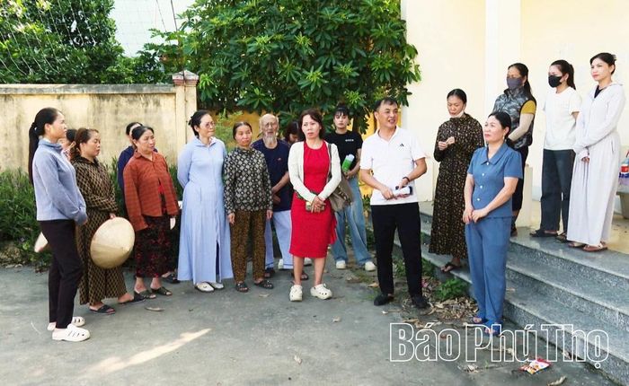 Cán bộ Phòng Nông nghiệp và Môi trường xã Bình Xuyên giải đáp kiến nghị của người dân liên quan đến việc xét duyệt giao đất.