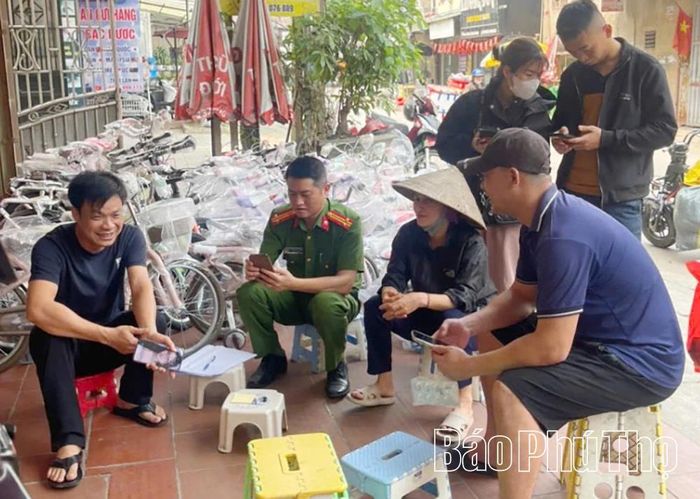 Công an phường Vân Phú hướng dẫn người dân kỹ năng truyền tin, sử dụng trang thiết bị phòng cháy, chữa cháy tại chỗ và kiến thức thoát nạn cơ bản.