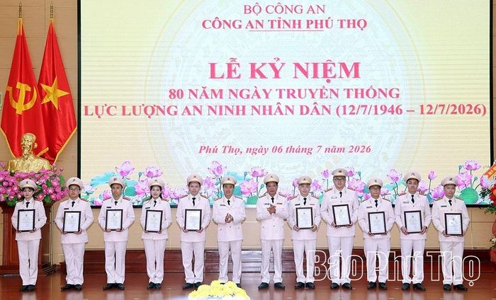 Ban tổ chức trao giải Nhất, Nhì, Ba cho các tập thể, cá nhân tham gia cuộc thi viết “Tìm hiểu truyền thống 80 năm xây dựng, chiến đấu và trưởng thành của lực lượng An ninh nhân dân” trong Công an tỉnh Phú Thọ.