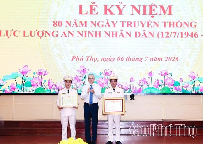 Đồng chí Phạm Đại Dương - Ủy viên Ban Chấp hành Trung ương Đảng, Bí thư Tỉnh ủy, Trưởng Đoàn ĐBQH tỉnh trao Bằng khen của Thủ tướng Chính phủ và Bằng khen của UBND tỉnh tặng các cá nhân có thành tích xuất sắc trong đợt thi đua đặc biệt chào mừng 80 năm Ngày truyền thống lực lượng An ninh nhân dân.