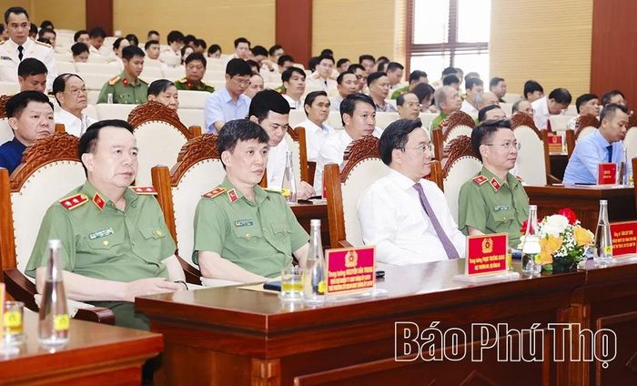 Đồng chí Trần Duy Đông - Ủy viên dự khuyết Ban Chấp hành Trung ương Đảng, Phó Bí thư Tỉnh ủy, Chủ tịch UBND tỉnh và các đại biểu tham dự buổi lễ.