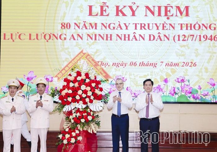 Các đồng chí: Phạm Đại Dương - Ủy viên Ban Chấp hành Trung ương Đảng, Bí thư Tỉnh ủy, Trưởng Đoàn ĐBQH tỉnh; Trần Duy Đông - Ủy viên dự khuyết Ban Chấp hành Trung ương Đảng, Phó Bí thư Tỉnh ủy, Chủ tịch UBND tỉnh tặng hoa chúc mừng lực lượng An ninh nhân dân Công an tỉnh Phú Thọ.