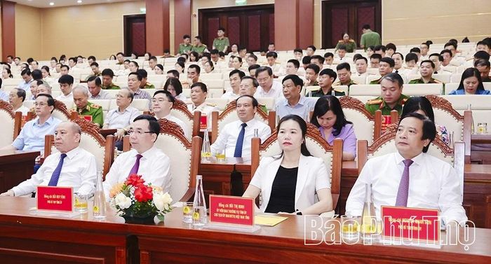 Các đồng chí Phó Bí thư Tỉnh ủy và các đại biểu tham dự buổi lễ.