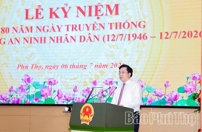 Chủ tịch UBND tỉnh Trần Duy Đông phát biểu tại buổi lễ.