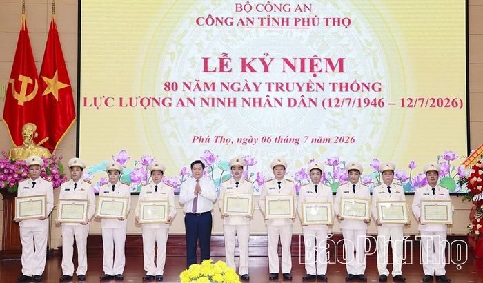 Đồng chí Trần Duy Đông - Ủy viên dự khuyết Ban Chấp hành Trung ương Đảng, Phó Bí thư Tỉnh ủy, Chủ tịch UBND tỉnh trao Bằng khen của UBND tỉnh tặng các cá nhân, tập thể có thành tích xuất sắc trong đợt thi đua đặc biệt chào mừng 80 năm Ngày truyền thống lực lượng An ninh nhân dân.