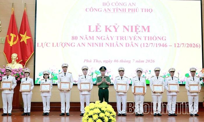 Thiếu tướng Nguyễn Minh Tuấn - Ủy viên Ban Thường vụ Tỉnh ủy, Giám đốc Công an tỉnh trao Giấy khen của Giám đốc Công an tỉnh tặng cá nhân có thành tích xuất sắc trong đợt thi đua cao điểm.