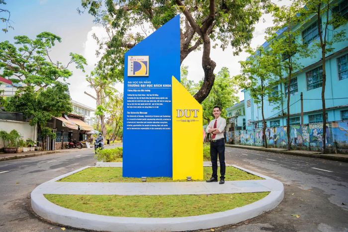 Nguyễn Trí Bằng luôn nhớ đến ngôi trường đã nâng những bước chân đầu tiên của mình - Ảnh: NVCC