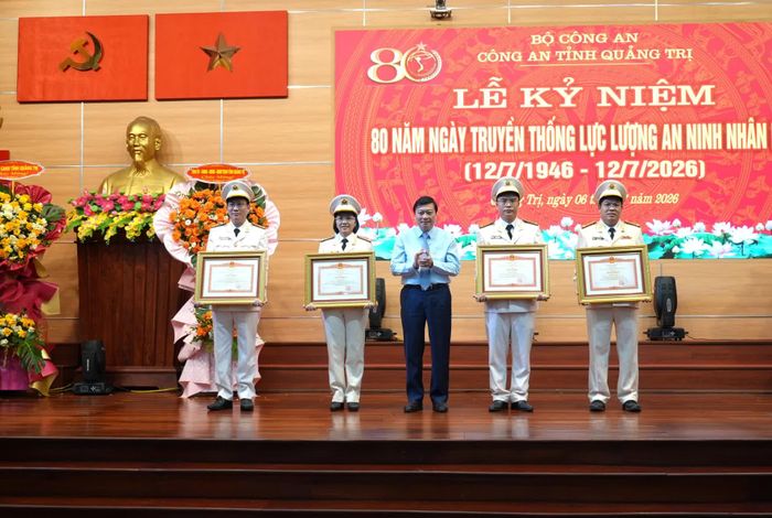 Thừa ủy quyền, đồng chí Lê Hồng Vinh, Phó Bí thư Tỉnh ủy, Chủ tịch UBND tỉnh trao bằng khen của Thủ tướng Chính phủ cho các cá nhân - Ảnh: T.Đ