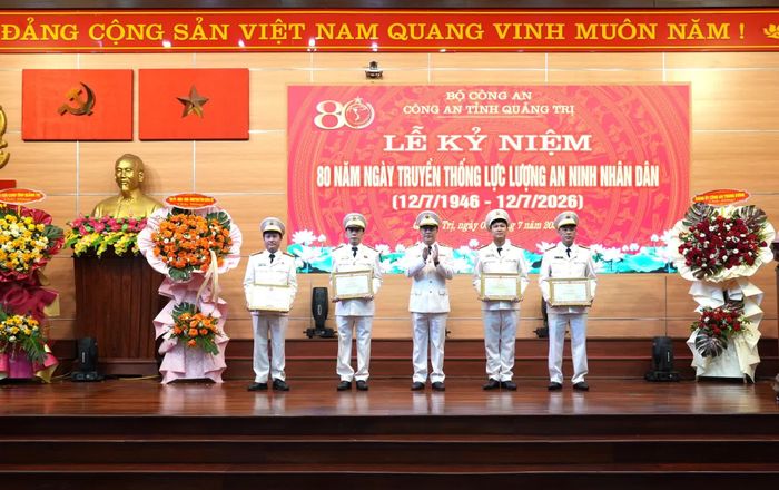 Đồng chí Thiếu tướng Nguyễn Thanh Liêm, Giám đốc Công an tỉnh trao bằng khen của Bộ trưởng Bộ Công an và Chủ tịch UBND tỉnh cho các tập thể, cá nhân - Ảnh: T.Đ