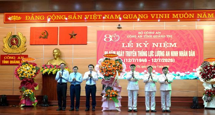 Các đồng chí trong Thường trực Tỉnh ủy tặng hoa chúc mừng Công an tỉnh Quảng Trị - Ảnh: T.Đ