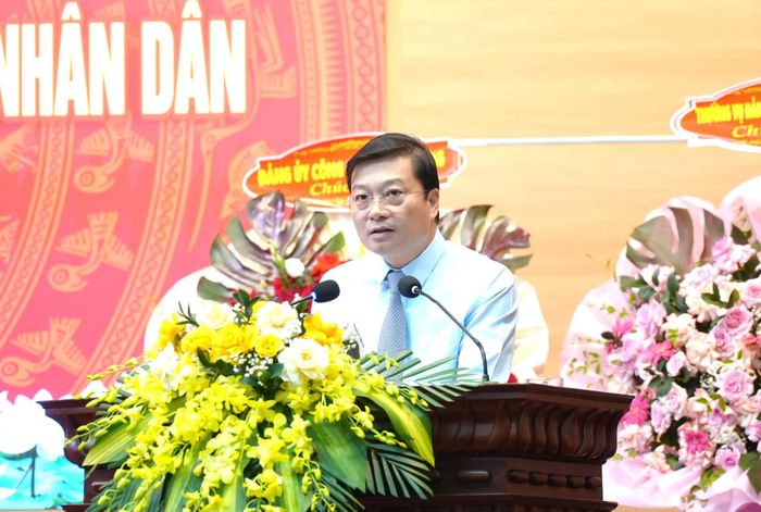Đồng chí Lê Hồng Vinh, Phó Bí thư Tỉnh ủy, Chủ tịch UBND tỉnh biểu dương những chiến công, thành tích của lực lượng An ninh Công an tỉnh - Ảnh: T.Đ