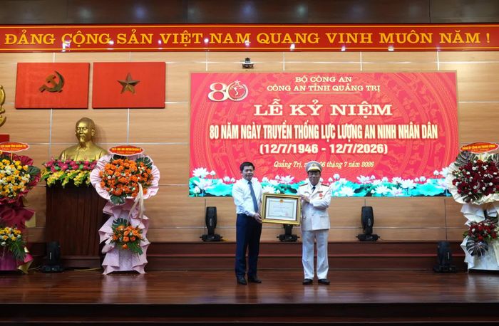 Thừa ủy quyền, đồng chí Trần Vũ Khiêm, Phó Bí thư Thường trực Tỉnh ủy, Trưởng đoàn đại biểu Quốc hội tỉnh trao Huân chương Chiến công hạng Nhì cho đồng chí đại tá Lê Văn Hóa, Phó Giám đốc Công an tỉnh - Ảnh: T.Đ