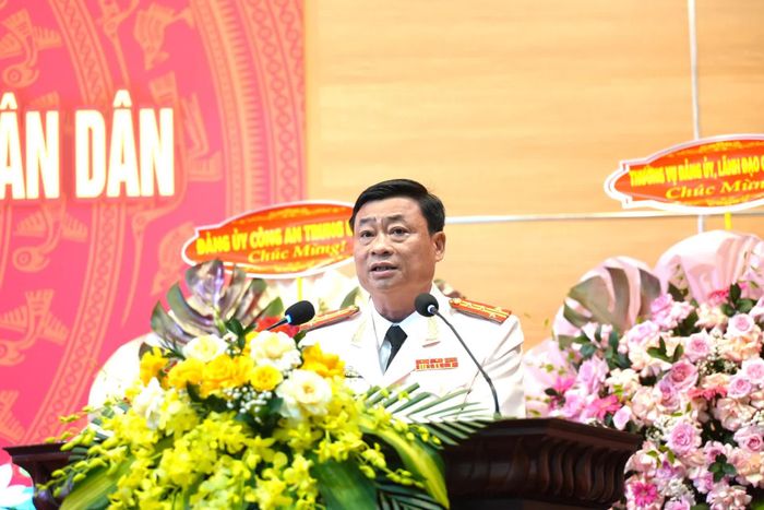 Đồng chí đại tá Lê Văn Hóa, Phó Giám đốc Công an tỉnh trình bày diễn văn kỷ niệm 80 năm Ngày truyền thống lực lượng An ninh nhân dân - Ảnh: T.Đ