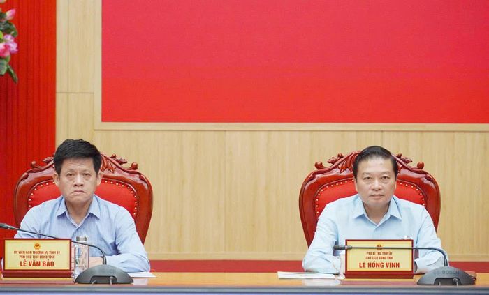 Đồng chí Lê Hồng Vinh, Phó Bí thư Tỉnh ủy, Chủ tịch UBND tỉnh và đồng chí Lê Văn Bảo, Phó Chủ tịch UBND tỉnh tham dự hội nghị tại điểm cầu tỉnh Quảng Trị - Ảnh: N.L