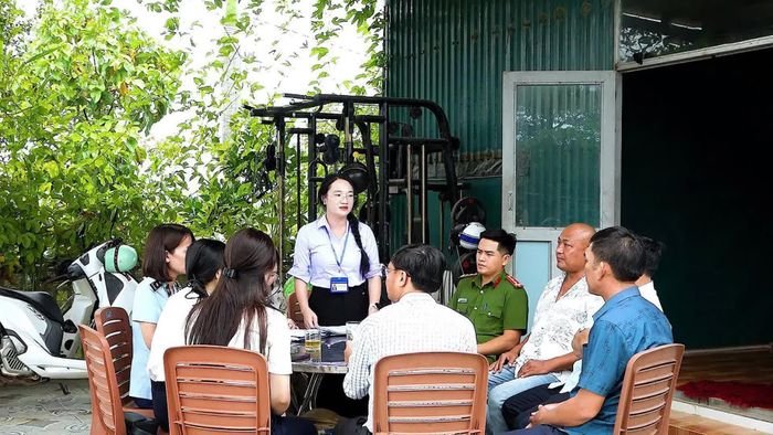 Đại diện lãnh đạo phường Bắc Gianh và lực lượng chức năng làm việc với đại diện Công ty TNHH Happy Farm để xác minh, làm rõ các nội dung liên quan - Ảnh: N.M