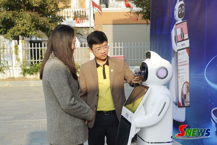 Robot AI được đưa vào vận hành tại Trung tâm Phục vụ hành chính công phường Tô Hiệu, góp phần nâng cao chất lượng phục vụ người dân.