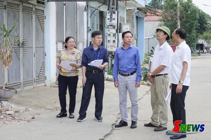 Cán bộ phường Tô Hiệu tuyên truyền, vận động nhân dân giải phóng mặt bằng Dự án Hoàn thiện tuyến giao thông số 1A và Vườn hoa Quảng trường Tây Bắc.