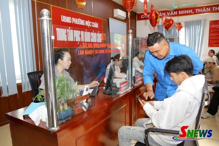 ĐVTN phường Mộc Châu hướng dẫn người dân tạo tài khoản, nộp hồ sơ trực tuyến.