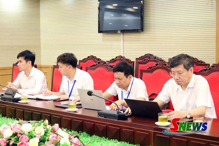 Các đại biểu dự họp.