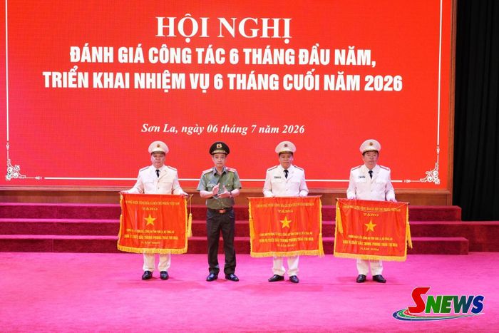 Thừa ủy quyền của Thủ tướng Chính phủ, Thiếu tướng Nguyễn Minh Tuấn trao Cờ Thi đua của Chính phủ tặng 3 tập thể có thành tích xuất sắc trong phong trào thi đua