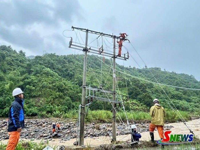 Công ty Điện lực Sơn La thi công khắc phục sự cố lưới điện do ảnh hưởng hoàn lưu bão số 1 tại bản Hua Nặm, xã Mường La.