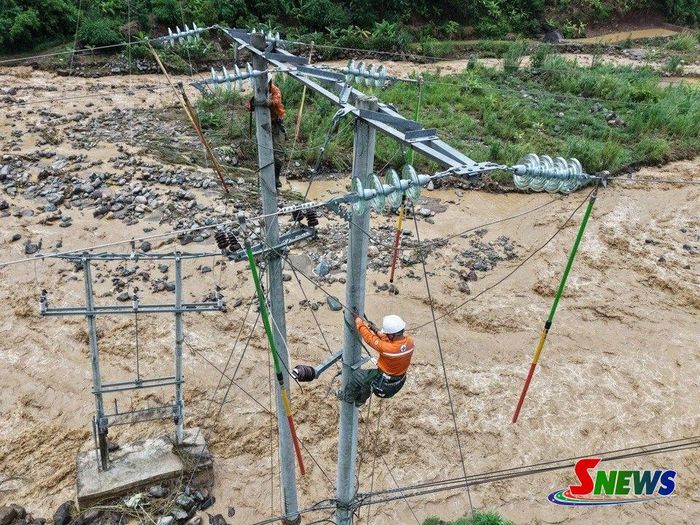 Công ty Điện lực Sơn La thi công khắc phục sự cố lưới điện do ảnh hưởng hoàn lưu bão số 1 tại bản Hua Nặm, xã Mường La.