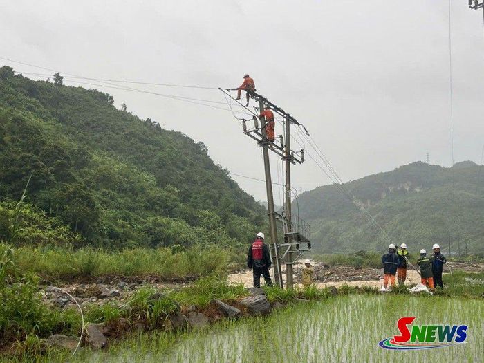 Công ty Điện lực Sơn La thi công khắc phục sự cố lưới điện do ảnh hưởng hoàn lưu bão số 1 tại bản Hua Nặm, xã Mường La.