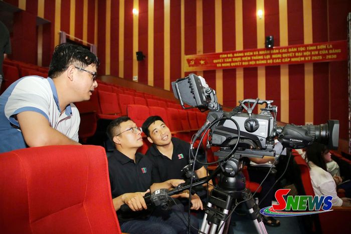 Phóng viên Báo và PTTH tỉnh Sơn La chuẩn bị trang thiết bị ghi hình hội thi.