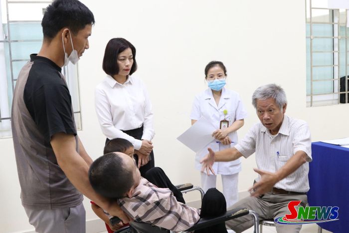 Lãnh đạo Trung tâm II khám sàng lọc cho trẻ khuyết tật.