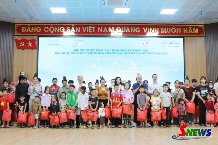 Lãnh đạo Sở Y tế, Bệnh viện Đa khoa tỉnh và các đơn vị tài trợ tặng quà cho trẻ em khuyết tật.