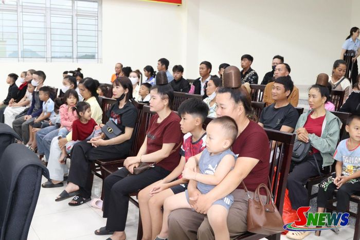 Các em nhỏ khuyết tật dự khai mạc.