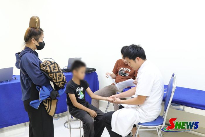 Khám sàng lọc cho trẻ khuyết tật vận động.
