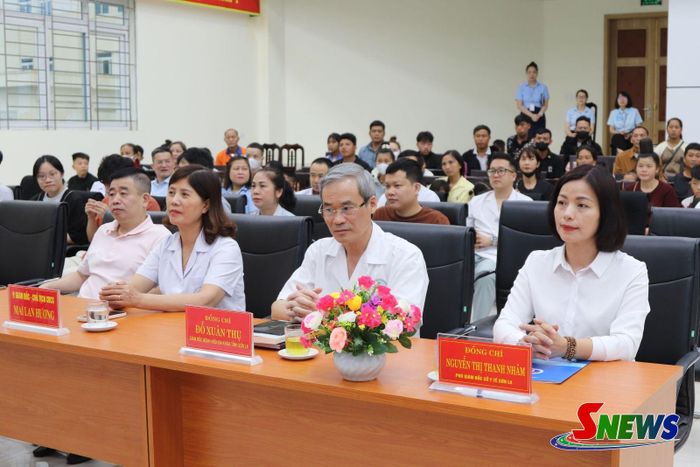 Các đại biểu dự khai mạc.