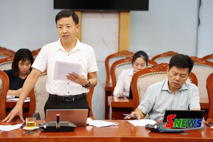 Đồng chí Giám đốc Báo và Phát thanh, Truyền hình Sơn La báo cáo tại cuộc họp.