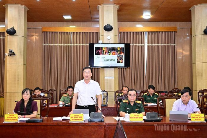 Lãnh đạo Báo và phát thanh, truyền hình Tuyên Quang phát biểu.