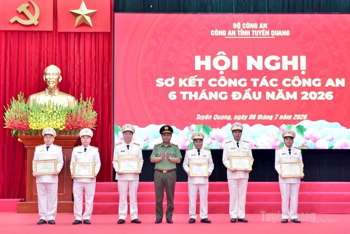 Thừa ủy quyền của Bộ trưởng Bộ Công an, Thiếu tướng Nguyễn Đức Thuận, Giám đốc Công an tỉnh trao danh hiệu Chiến sĩ thi đua cơ sở và Bằng khen của Bộ trưởng Bộ Công an cho các tập thể, cá nhân.
