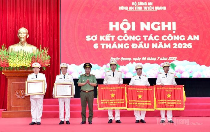 Thừa ủy quyền của Chủ tịch nước và Thủ tướng Chính phủ, Thiếu tướng Nguyễn Đức Thuận, Giám đốc Công an tỉnh trao Huân chương Chiến công hạng Ba, Cờ Thi đua và Bằng khen cho các tập thể, cá nhân.