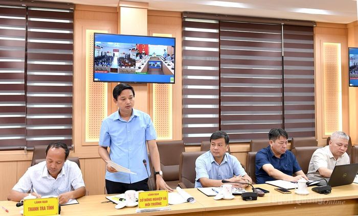 Lãnh đạo Sở Nông nghiệp và Môi trường báo cáo hiện trạng sử dụng đất của các hộ và phương án giải quyết vướng mắc.