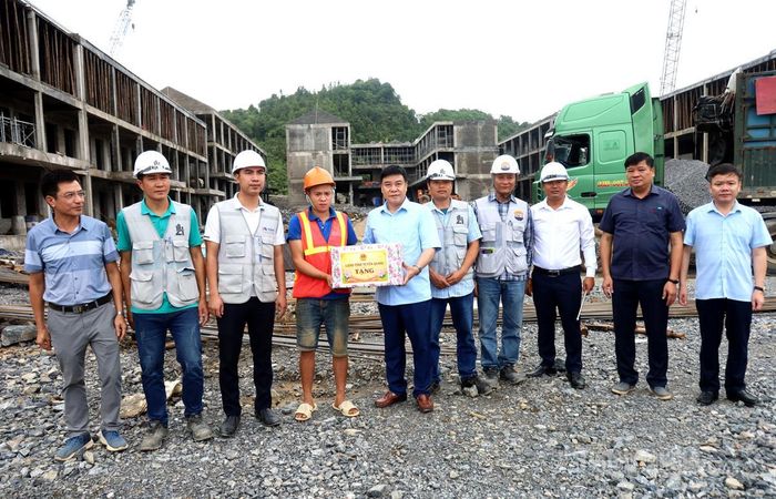 Phó Chủ tịch UBND tỉnh Hoàng Gia Long tặng quà động viên công nhân thi công tại công trường.