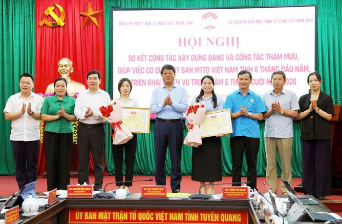 Lãnh đạo Ủy ban MTTQ Việt Nam tỉnh trao trao Bằng khen của Ủy ban Trung ương MTTQ Việt Nam cho tập thể, cá nhân có thành tích xuất sắc trong công tác tổ chức bầu cử.
