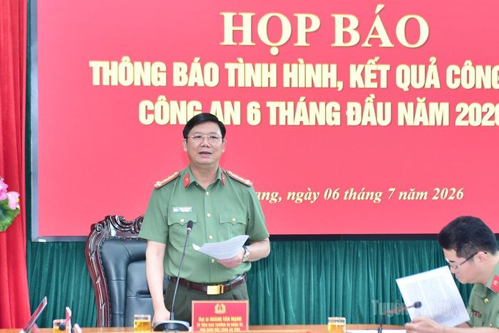 Đại tá Hoàng Văn Mạnh, Phó Giám đốc Công an tỉnh chủ trì họp báo.