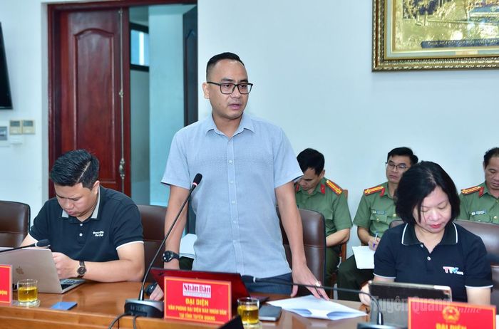 Phóng viên Đức Thắng, Văn phòng đại diện Báo Nhân Dân thường trú tại Tuyên Quang nêu câu hỏi tại buổi họp báo.
