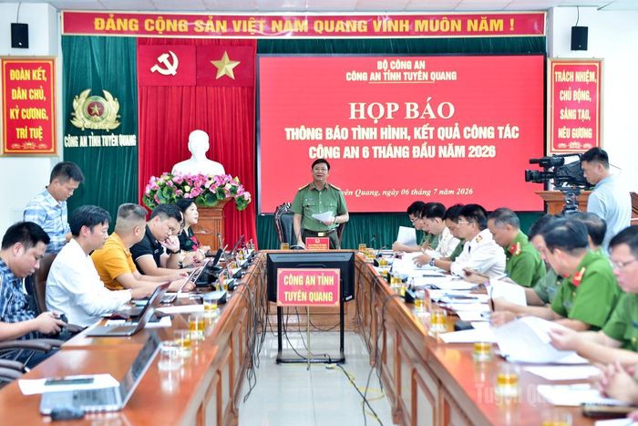 Toàn cảnh buổi họp báo.